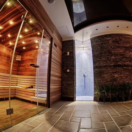 Hotel The Amber Business &